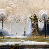 Oggi dalla fontana fuoriesce acqua filtrata e potabile mentre prima si trattava di acqua sorgiva 